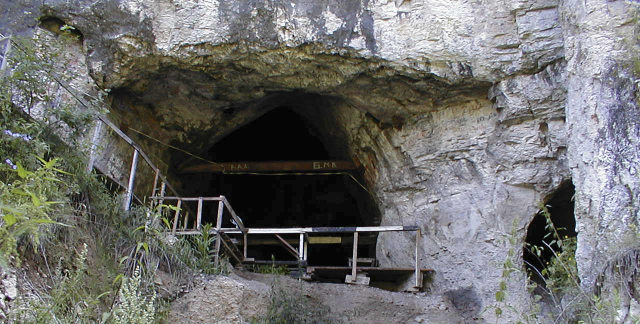 Вход в Денисову пещеру